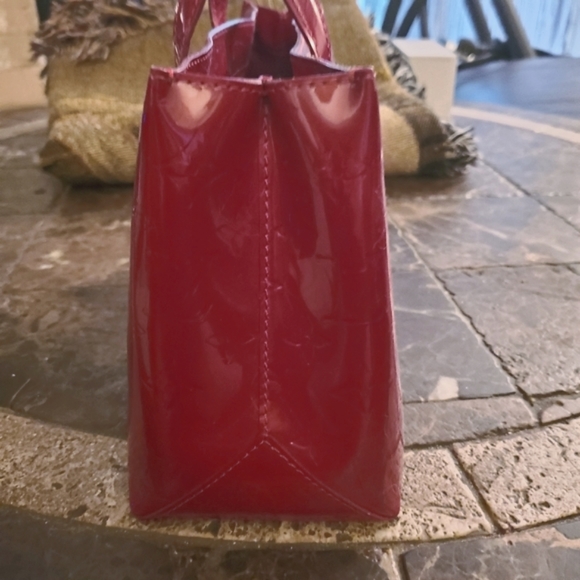 Louis Vuitton Vernis Wilshire PM in Pomme D'Amour Red w/ $30 COA - Picture 2 of 9